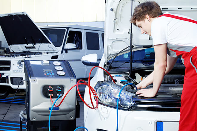 Sistema de aire acondicionado de un auto en reparación